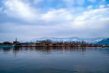 crystal clear lakes and natural spots of Srinagar